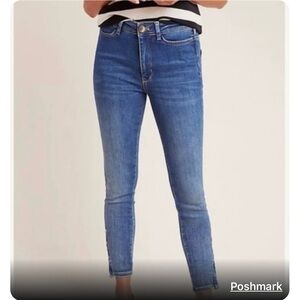 Anthropologie Pilcro and the Letterpress High-Rise Skinny, size 27 gray jeans.